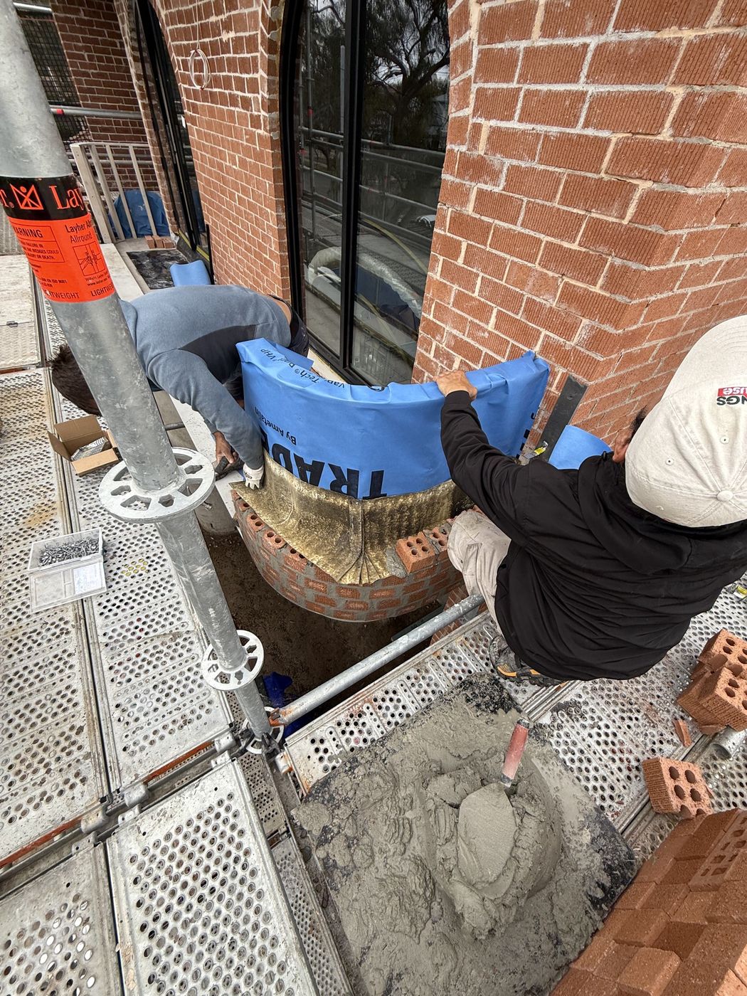 Setting out curved brickwork at base Mascot