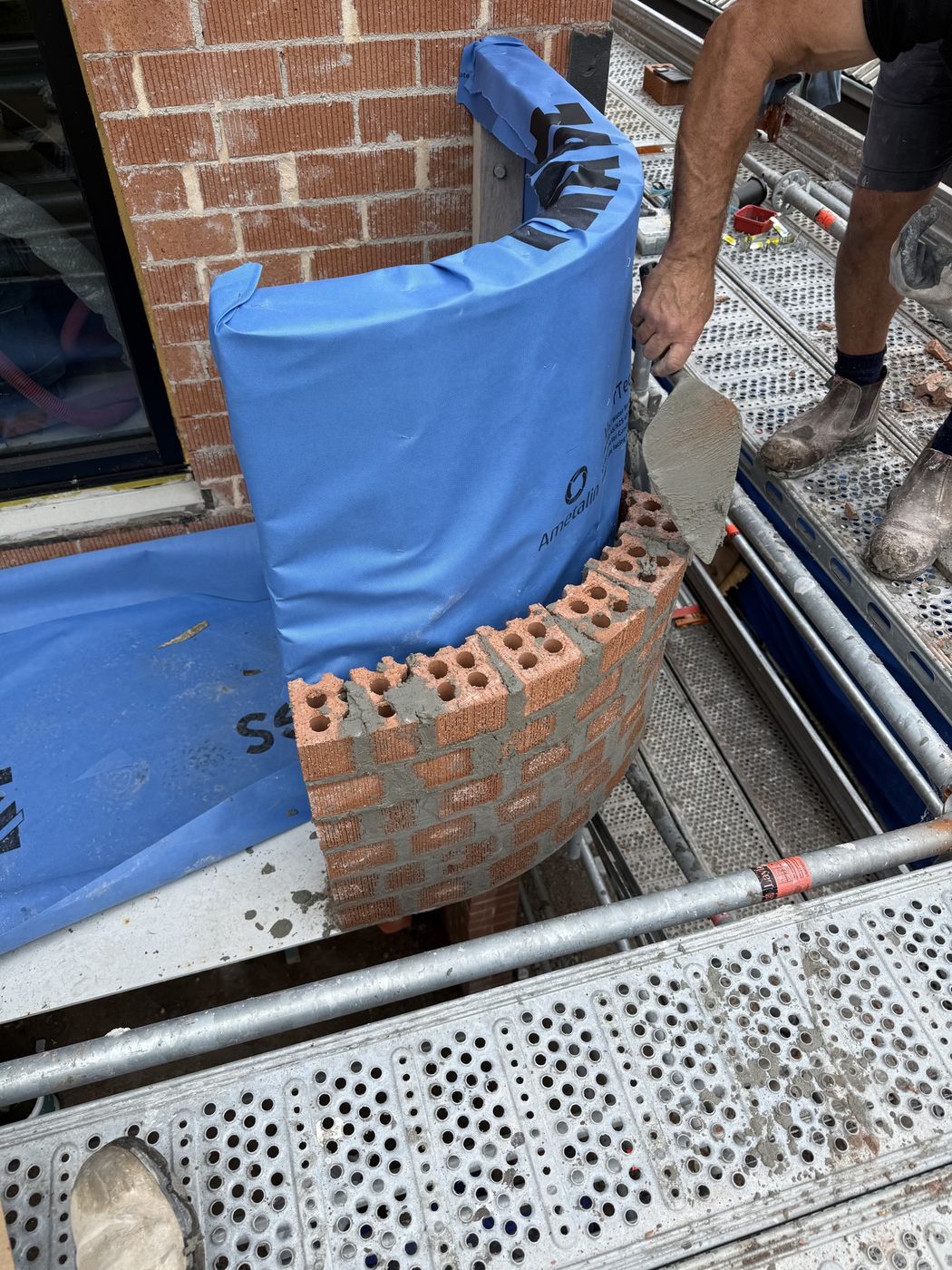 Brickwork coursing around the curve Mascot