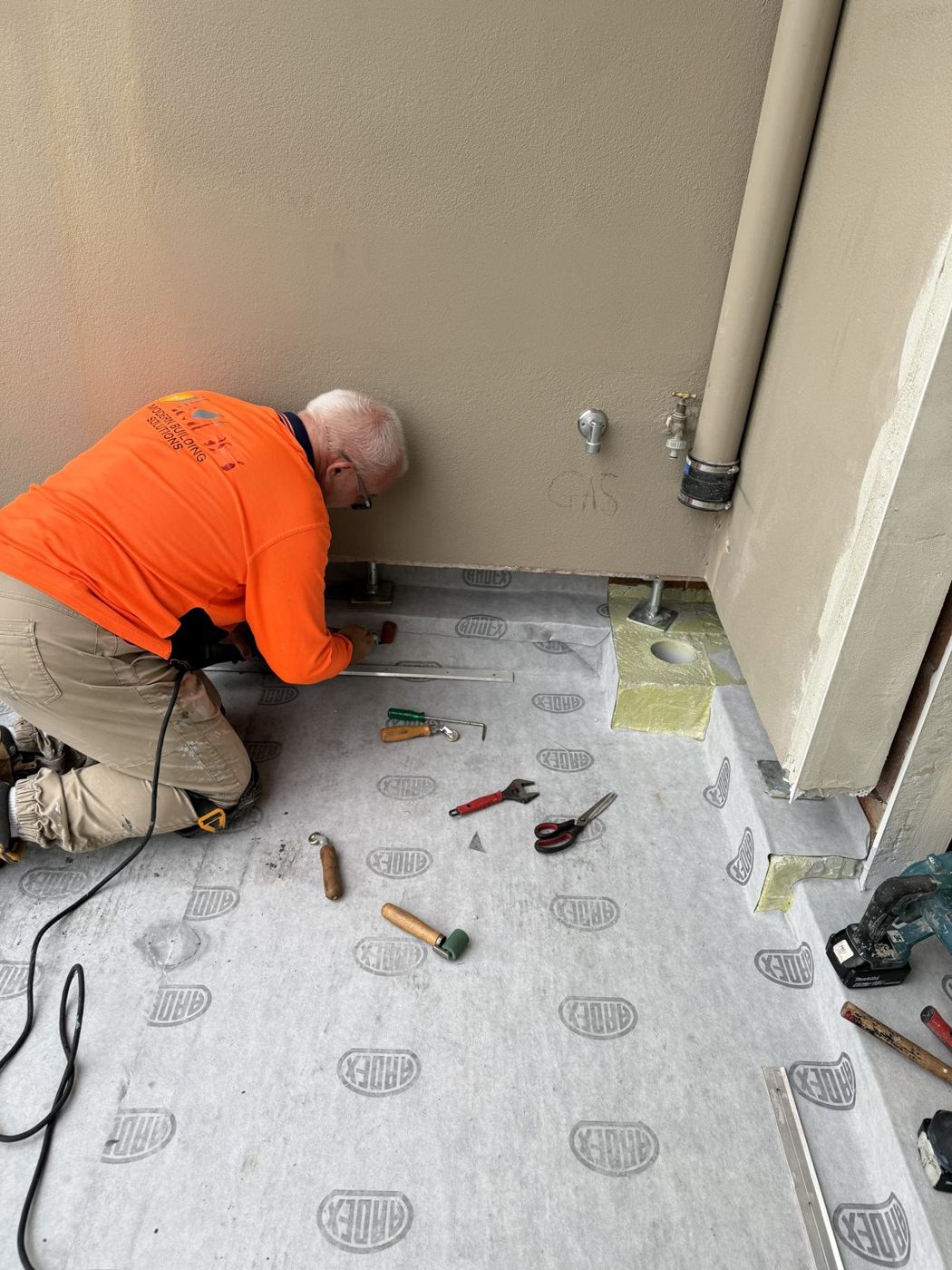 Balcony drainage outlet installation