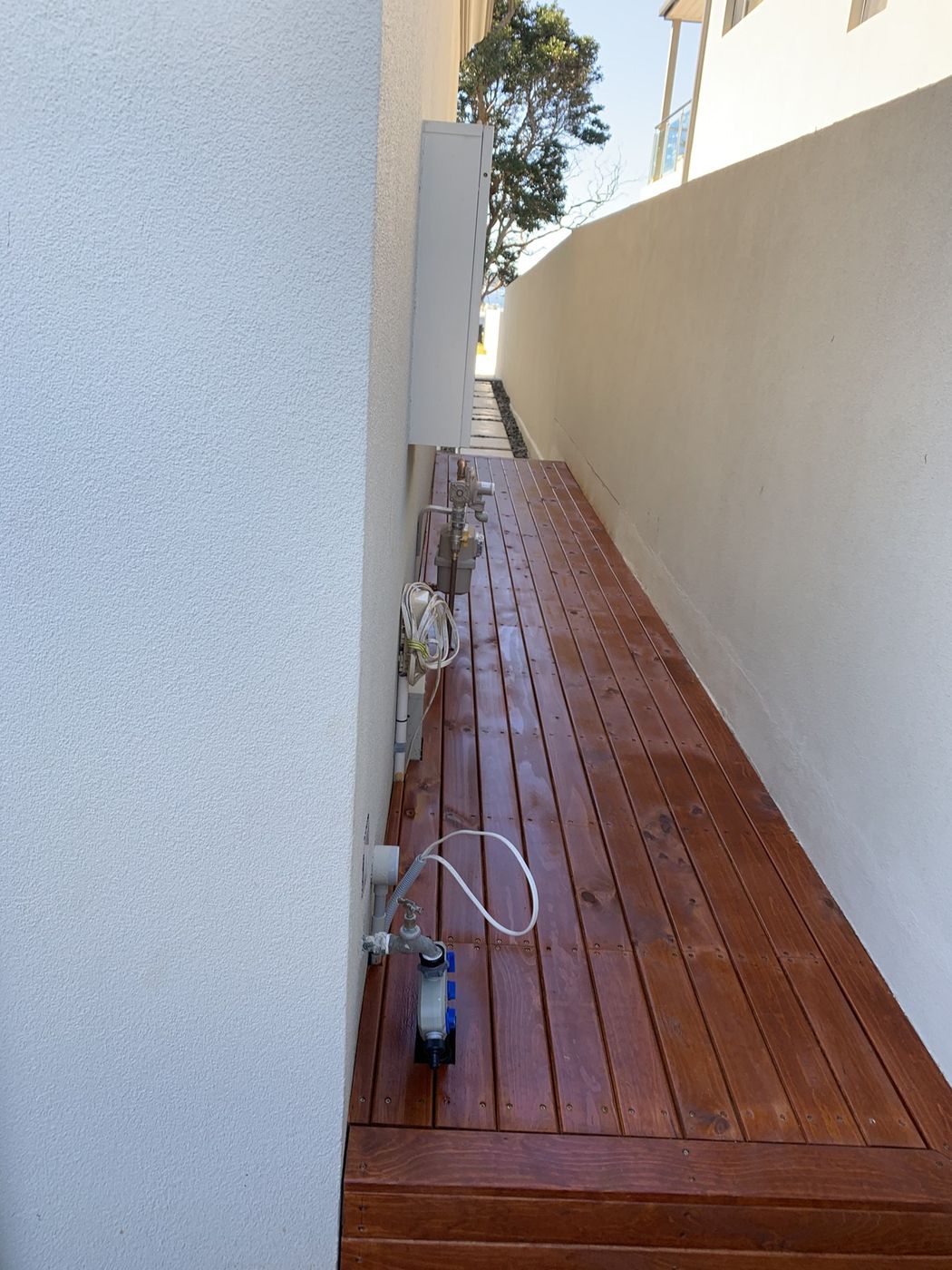 Hardwood decking to side terrace Northern Beaches